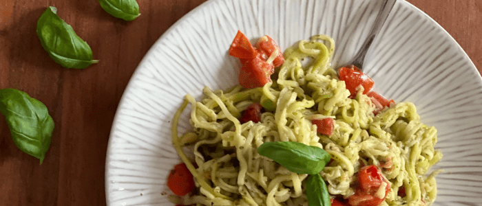 Ein veganes Rezept zum Kurzzeitfasten: Zucchini Nudeln mit Pesto 