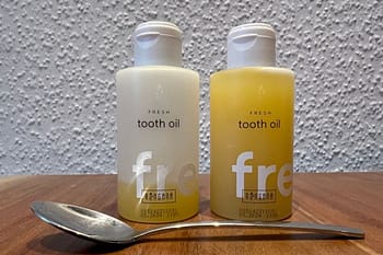 Zahnöl ist nicht nur zum Kurzzeitfasten eine Hilfe, sondern auch im Alltag eine herausragende Unterstützung der Mundhygiene.